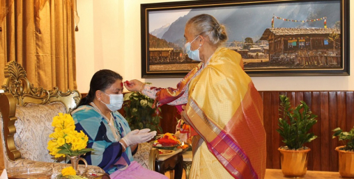 भिआईपी टिका, कसले कसरी लगाए