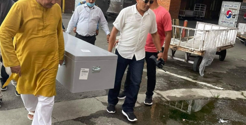 दुई महिनादेखि दुबईमा अलपत्र शव दुर्गा प्रसाईंको पहलमा नेपाल आइपुग्यो