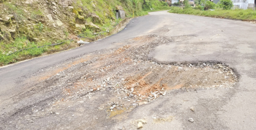 सडक कालोपत्रे गरेको दुई दिनमै खाल्डैखाल्डा