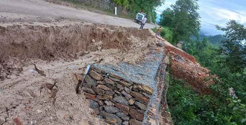 सडक भासिँदा पौवादुङवासीको दैनिकी कष्टकर