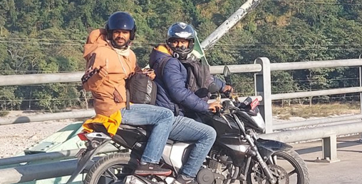 चुनावी कार्यक्रम सकेपछि मोटरसाइकलमा फर्किए सागर ढकाल