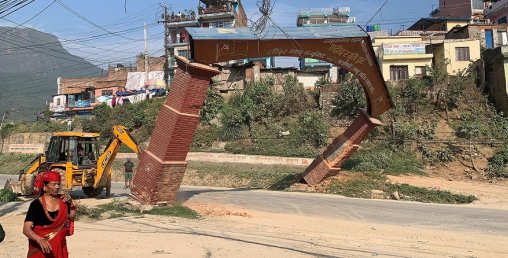 राजमार्ग विस्तारका लागि भत्काइयो सहिदगेट