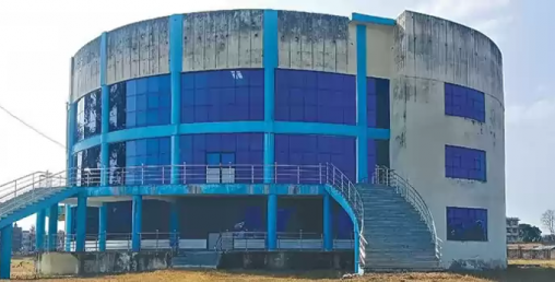 नौ करोडमा बनेको सभागृह अलपत्र