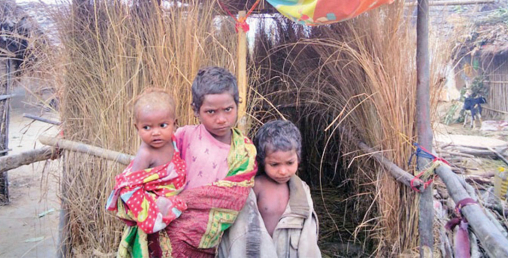 शितलहरको मारमा मधेशी विपन्नलाई ओसिएको परालको सहारा