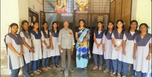 भारत ७५० जना छात्राले बनाएको सेल्फी क्यामेरा जडित भूउपग्रह प्रक्षेपण गर्दै