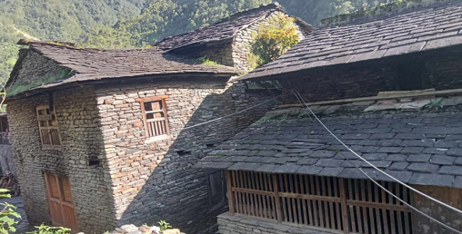 शहर र विदेश पस्ने लहरले खण्डहर बने गाउँका ढुङ्‍गेघर