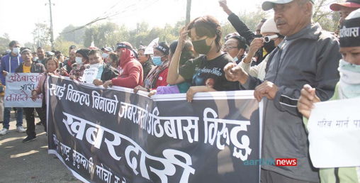 थापाथलीको वागमती नदी किनारमा मेयर बालेन्द्र विरुद्ध चर्को नाराबाजी