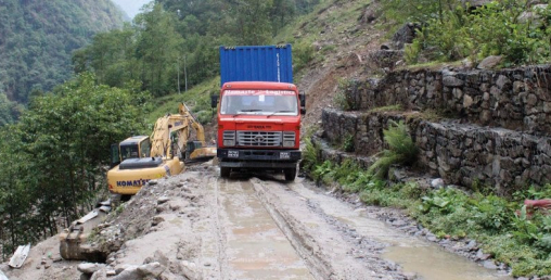 भनाइले मात्र सञ्चालनमा आएको तातोपानी नाका, अवस्था भने कन्तविजोग