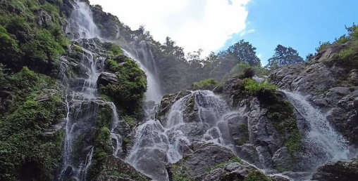 ‘तीनधारे झरना’मा आन्तरिक पर्यटकको घुँईचो