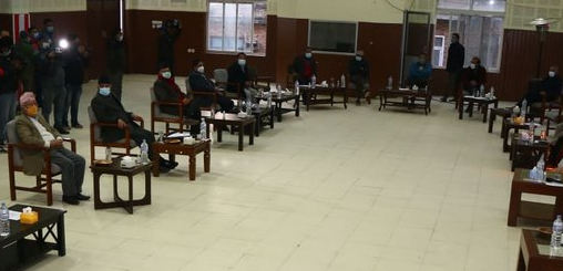 तीन प्रमुख दल अन्यौलमा, के गर्ने निश्कर्ष निस्किएन
