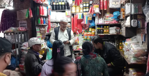 असनमा भाइ मसला किन्नेको भिड (फोटो फिचर)