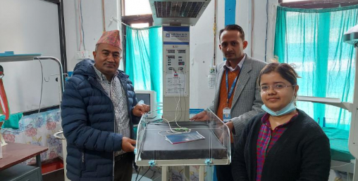 ज्योति विकास बैंकद्वारा बेनी अस्पताल र बुर्तिबाङ प्राथमिक स्वास्थ्य केन्द्रलाई बेबी वार्मर प्रदान