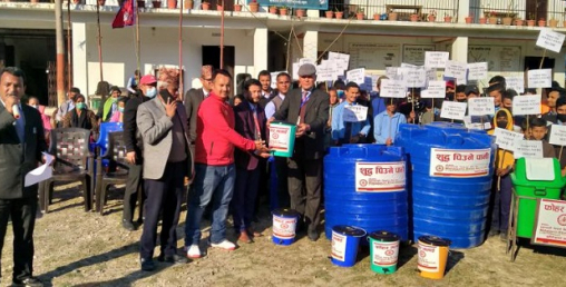 महालक्ष्मी विकास बैंकद्वारा विद्यालयलाई पानी ट्याङ्की र डस्टविन सहयोग