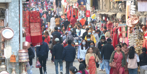 तिहार नजिकिएसँगै बजारमा बढ्यो किनमेल गर्नेको चहलपहल (फोटो फिचर)