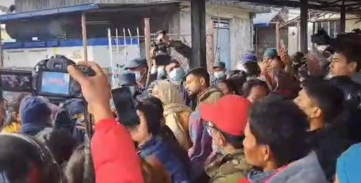 विमान दुर्घटनामा मृत्य भएका आफन्तलाई शव बुझ्नै सास्ती