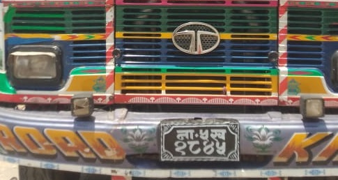 बिल बिजकभन्दा बढी सामानहरू सहित ट्रक पक्राउ