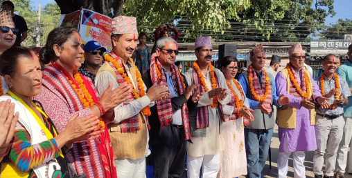 देउसी खेल्दै भोट माग्दै उम्मेदवार