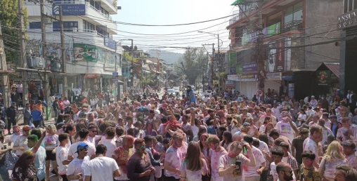 पोखरामा फागुपूर्णिमाको हर्षोल्लास, पर्यटकसमेत रमाए