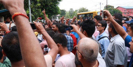 रवि लामिछानेलाई अदालत उपस्थित गराइँदै, प्रहरी कार्यालय अगाडि प्रदर्शन