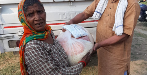 वडा अध्यक्षद्वारा ३०८ परिवारलाई राहत बितरण