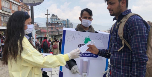 बाहुबली सिमेन्टद्धारा स्यानीटाइजर र मास्क वितरण