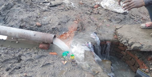 सिँचाइका लागि पाइप गाड्दा ग्यास निस्कियाे