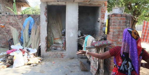 अंशमा शौचालय, भित्र पस्ने मुस्किल हुने ठाँउमा बस्ने र खाने चाहिँ कसरी ?