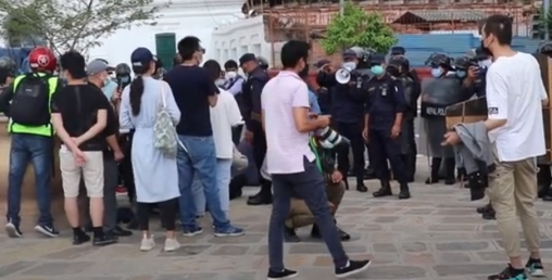 चिनियाँ नागरिकको सिंहदरबार गेटमा धर्ना, झडपमा प्रहरी सहित तीन जना घाइते