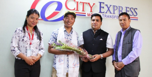 सिटी एक्सप्रेसको झण्डा सगरमाथाको चुचुरोमा