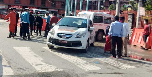 लाइसेन्स नभएका र  मादक पदार्थ सेवन गरेर एम्बुलेन्स चलाउदा गौशालामा दूर्घटना