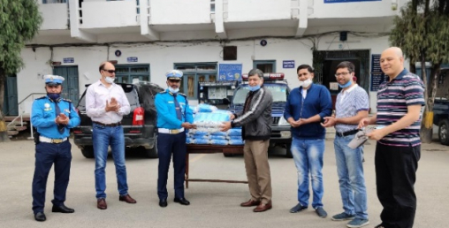 मोबाइल फोन इम्पोर्टर्स एशोशिएसनद्वारा मास्क हस्तान्तरण