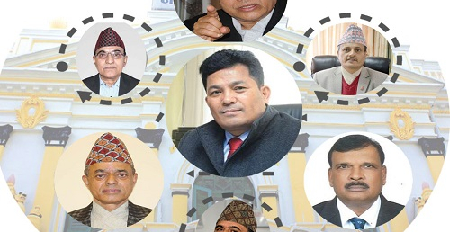 डेपुटी गभर्नर श्रेष्ठतिर एक औंला ठड्याउँदा, अरु औंलाले कता देखाउँदै छ ?
