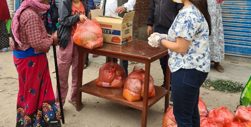जोन्टा क्लब अफ काडमाडौंद्वारा मजदुरहरुलाई सहयोग गर्दै