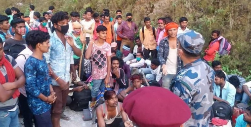 निर्माणाधिन सिमेन्ट उद्योगका ४ सय मजदुर बाहिर निस्केपछि प्रहरीलाई थाम्न हम्मे