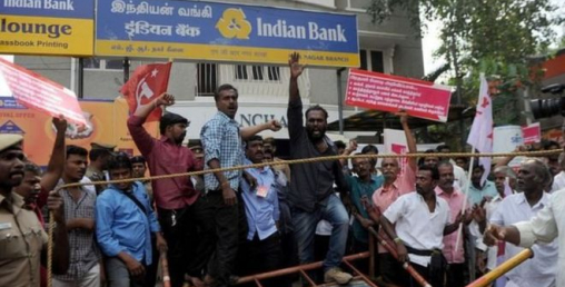 भारतका बैंकमा हड्ताल, बचतकर्ता तनाबमा
