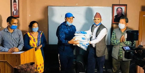 सभामुखले पठाए सिन्धुपाल्चोकमा स्वास्थ्य सामग्री