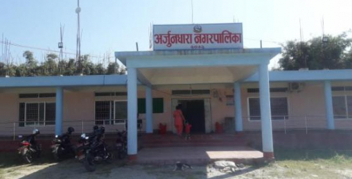 महिला स्वयंसेविका घरघर पुगेरै घरधुरी कर उठाउँदै
