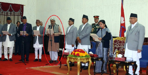 फेरि अर्का मन्त्रीले पनि चप्पलमै लिए सपथ