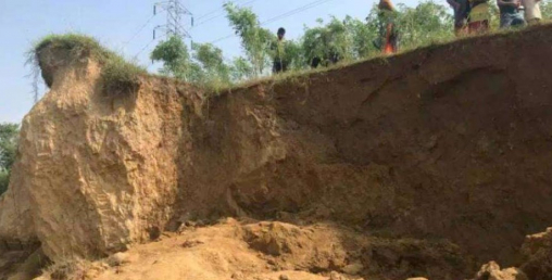 माटोको ढिस्कोले पुरिएर तीन बालक घाइते