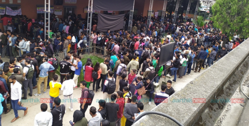 दशैंको लागि टिकट बुकिङ गर्न बसपार्कमा सर्वसाधारणको भीड (फोटो फिचर)