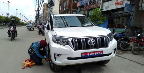 यातायातमन्त्रीको गाडी नै ट्राफिकको  फन्दामा