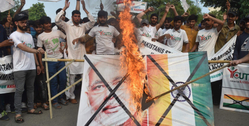 मोदीलाई झड्का , कश्मीरमा यसरी दन्किरहेको छ डरलाग्दो आन्दोलन (भिडियो)