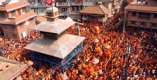 विस्का जात्राको अवसरमा सोमबार भक्तपुरको मध्यपुर थिमिमा सन्दुर जात्रा मनाईदै