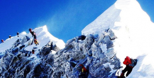 सगरमाथाको चुचुरोमा डेढ सय पुगिसके, ३ सयभन्दा बढी बेसक्याम्पमा