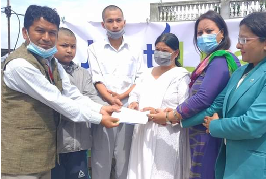 ज्योति लाईफद्वारा बीमितको घरमै २० लाखको चेक हस्तान्तरण