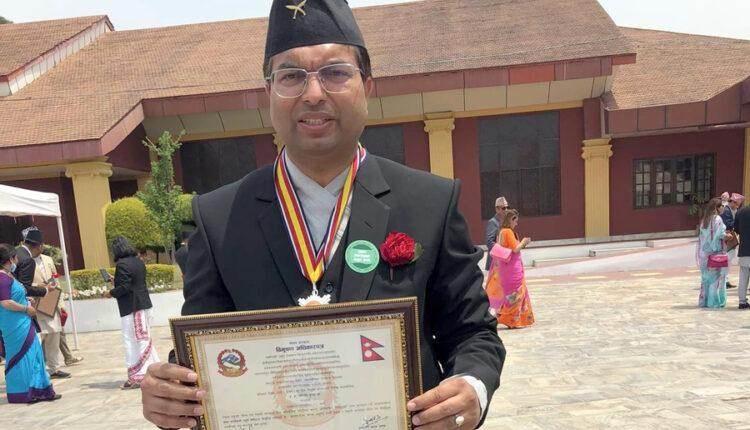 वर्ल्ड स्कुलका अध्यक्ष डा झा ‘प्रबल जनसेवाश्री पदक’बाट विभुषित