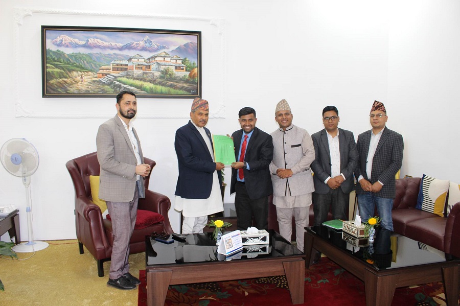 गभर्नर अधिकारीसमक्ष अध्ययन प्रतिवेदन हस्तान्तरण