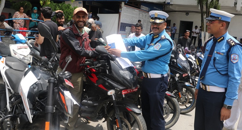 २१ वटा दुईपाङग्रे सवारी साधन सम्बन्धित धनीलाई हस्तान्तरण