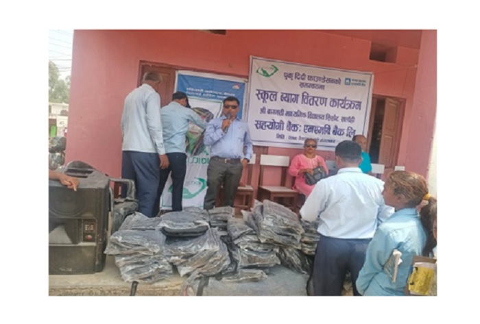 सर्लाहीको विद्यार्थीलाई एनएमबि बैंकले दियो स्कूल झोला