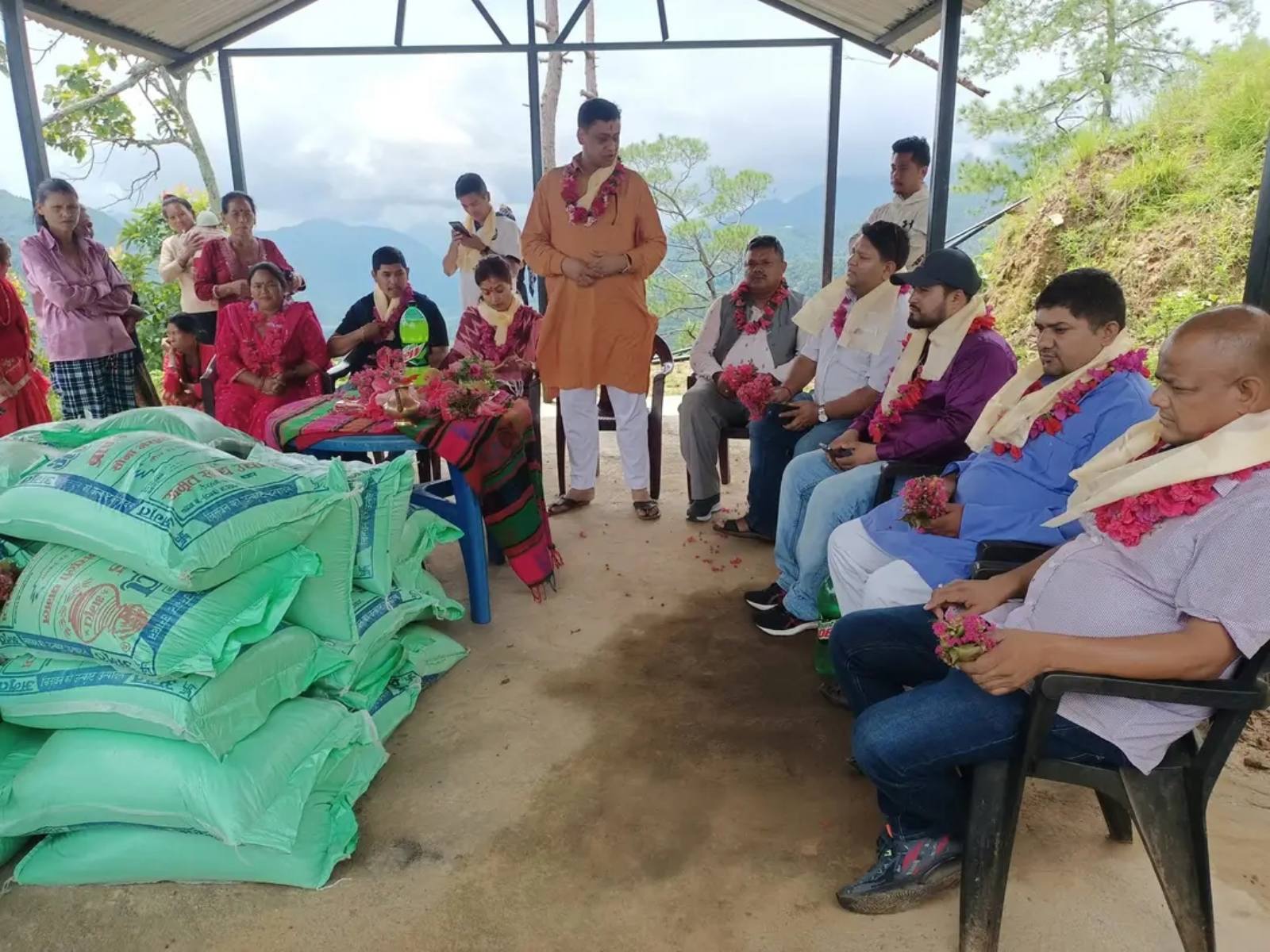 सांसद बानियाँको पहलमा ४० घर परिवारलाई खाद्यन्न वितरण